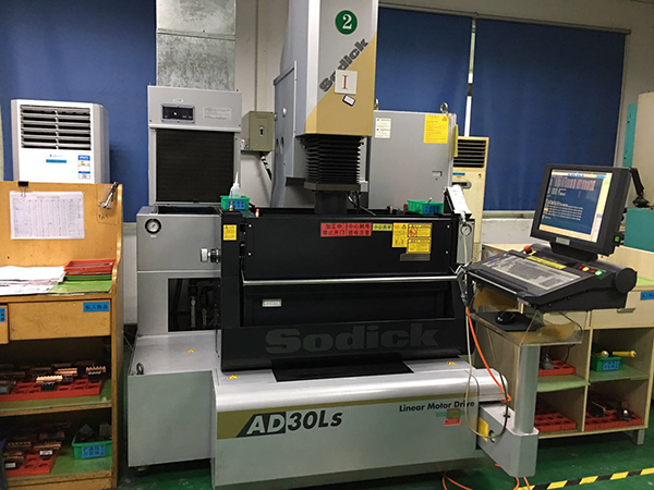 模具零配(pèi)件加(jiā)工機器