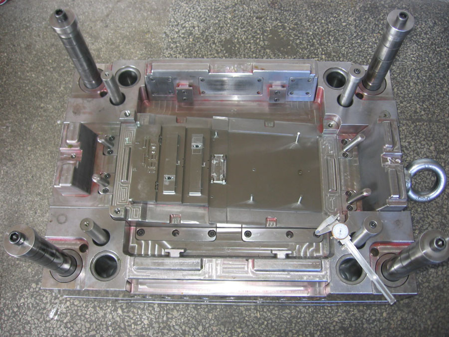 注塑模具分型（xíng）麵設（shè）置等高墊（diàn）塊,間隙排氣